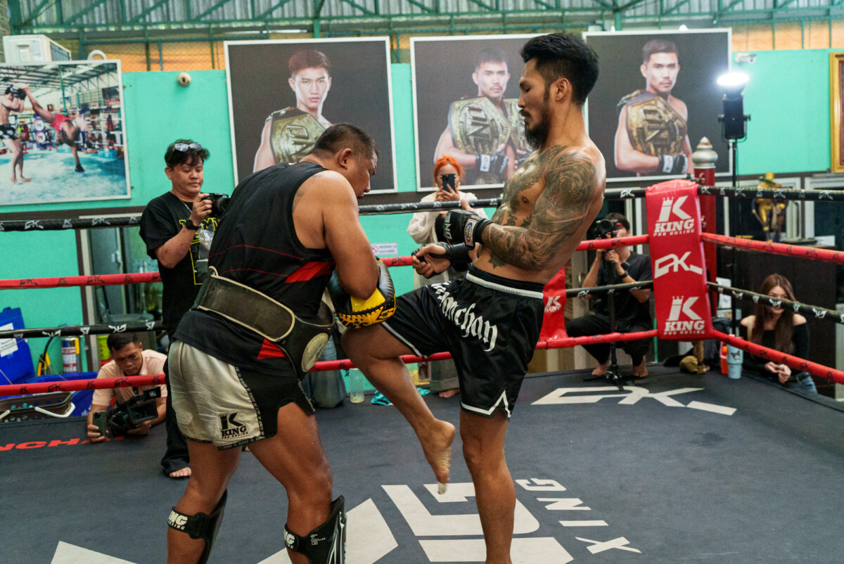 Suakim Pongsuphan PK throws a knee into the pads during The Inner Circle 25 open workout