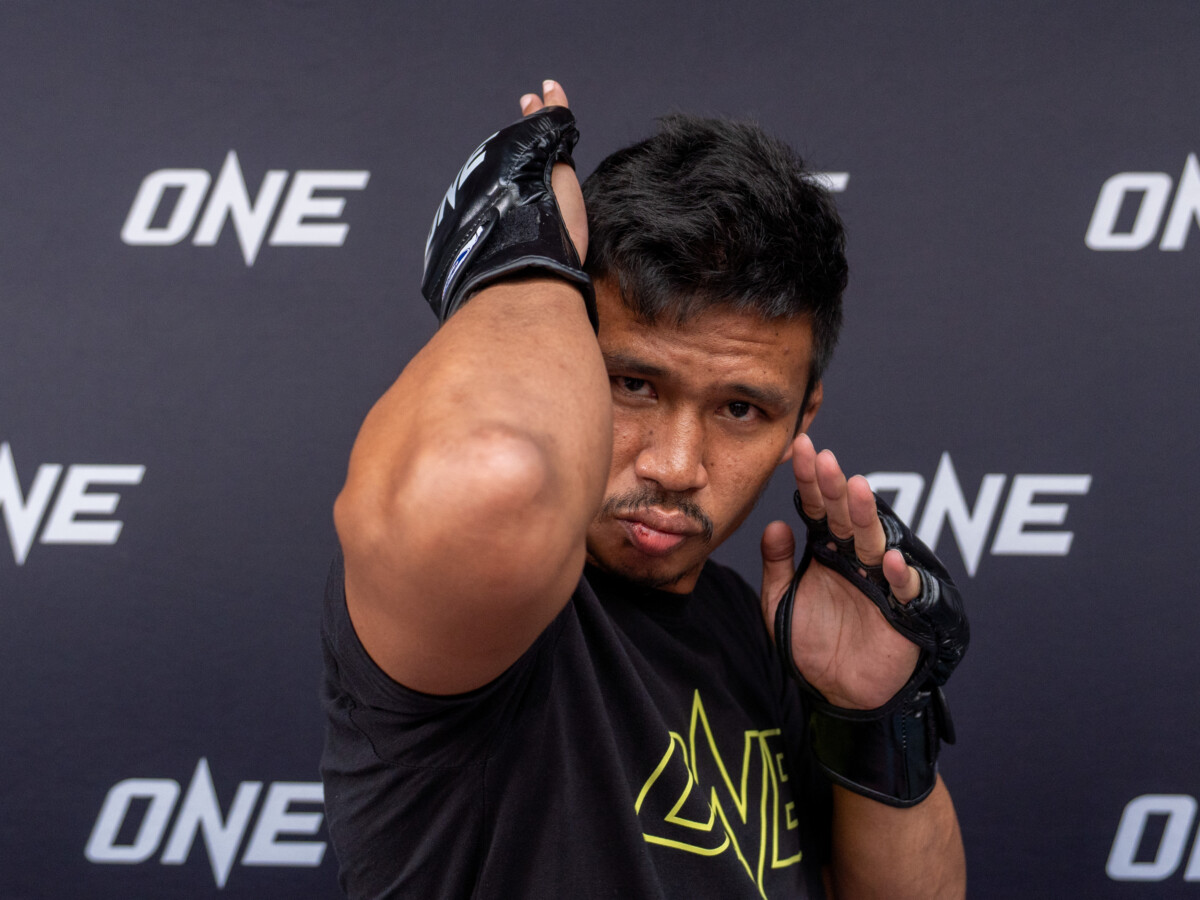 Superlek strikes a pose for media at The Inner Circle 25 Open Workout