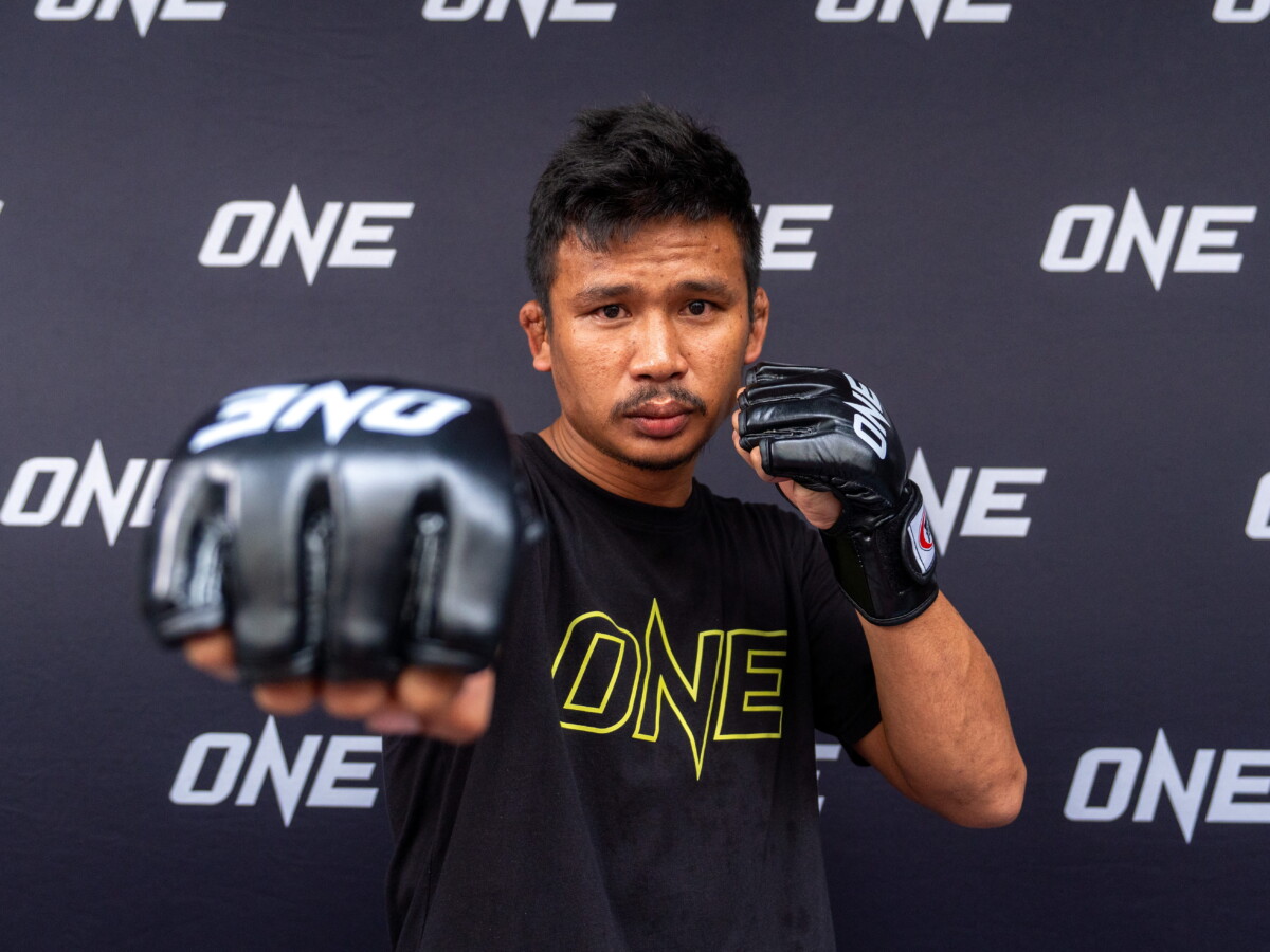Superlek strikes a pose for media at The Inner Circle 25 Open Workout