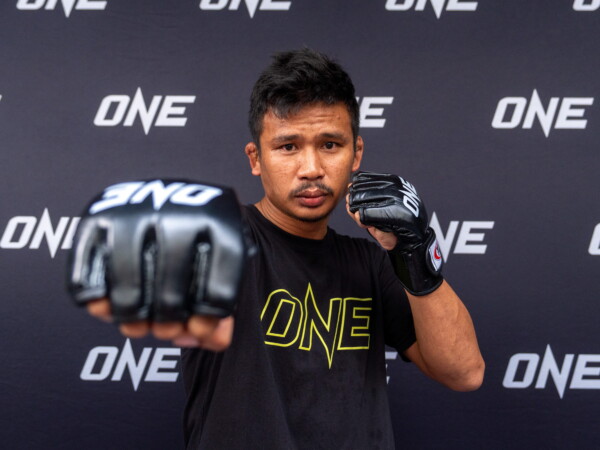 Superlek strikes a pose for media at The Inner Circle 25 Open Workout