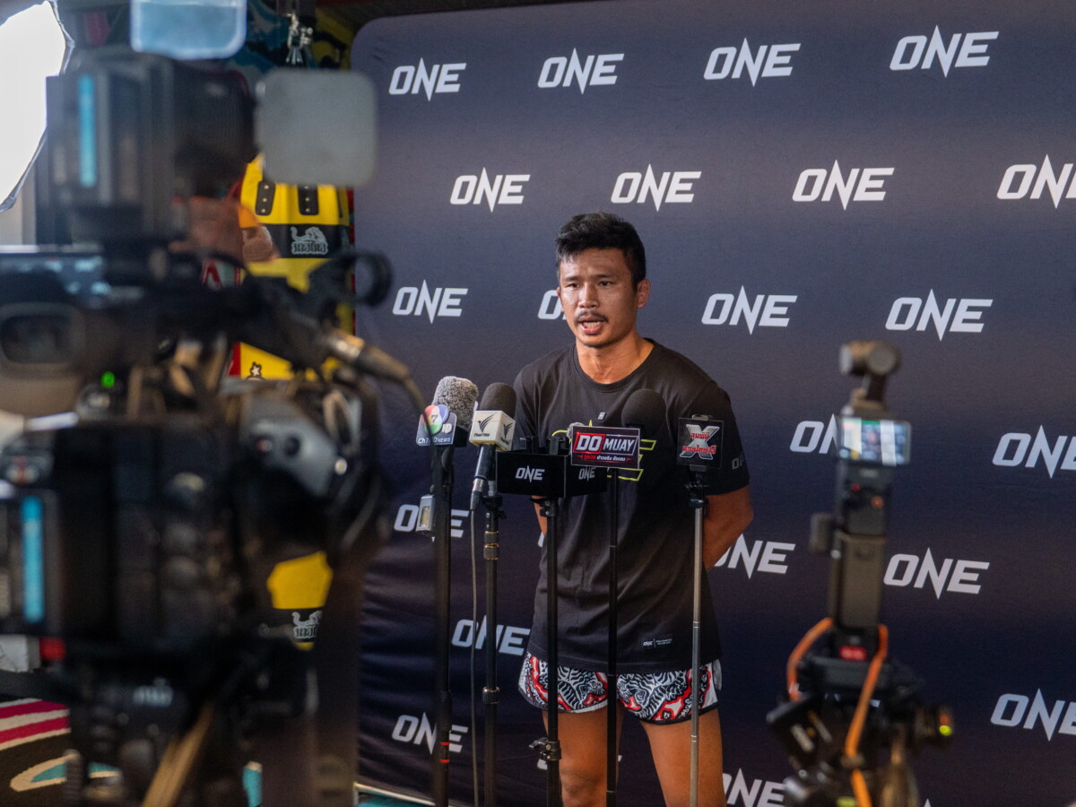 Superlek speaks to the media at The Inner Circle 25 Open Workout