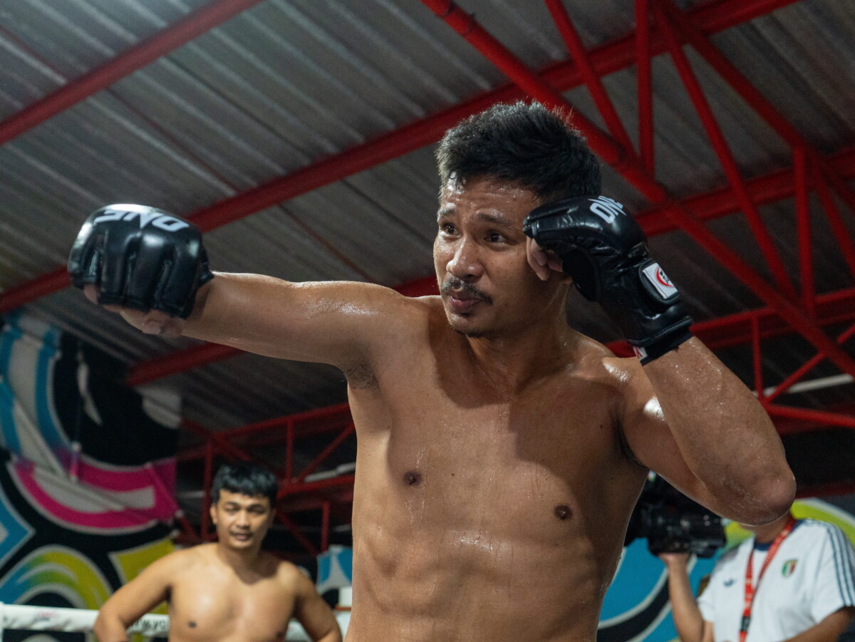 Superlek launches a right hand at The Inner Circle 25 Open Workout