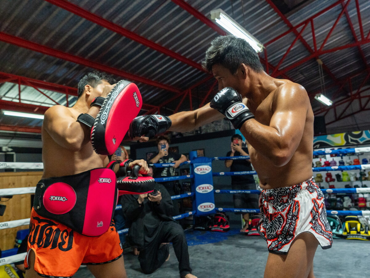 Superlek lands a thudding right hand at The Inner Circle 25 Open Workout