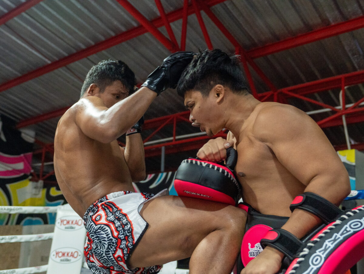Superlek connect with an explosive knee at The Inner Circle 25 Open Workout