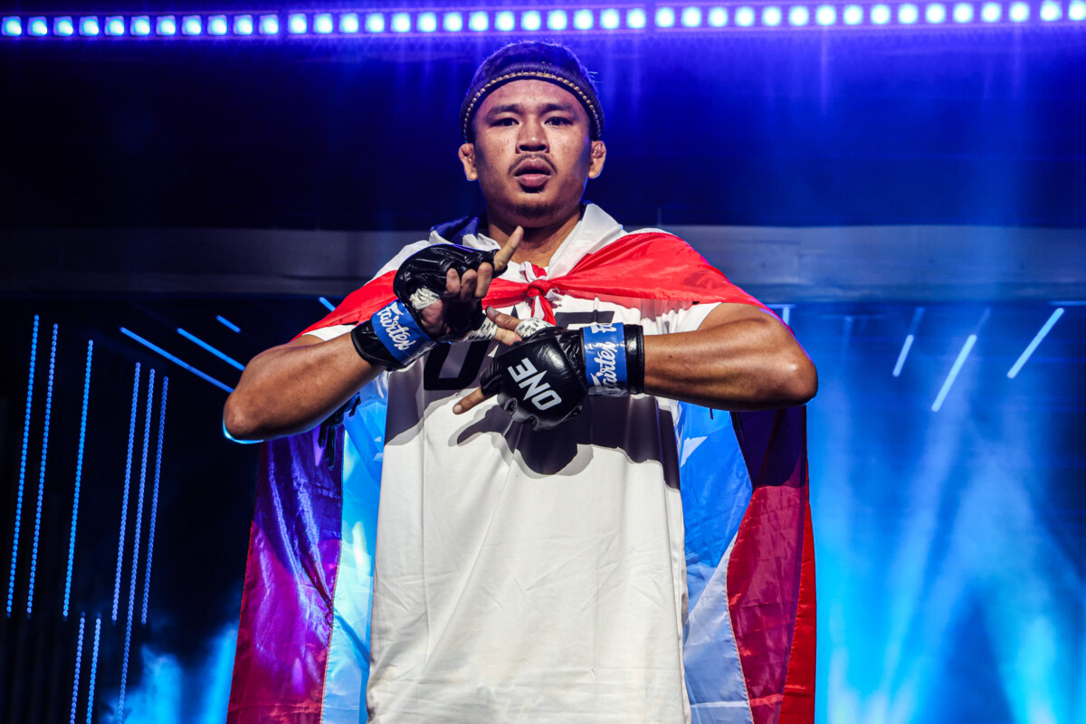 Superlek makes his entrance at The Inner Circle 25