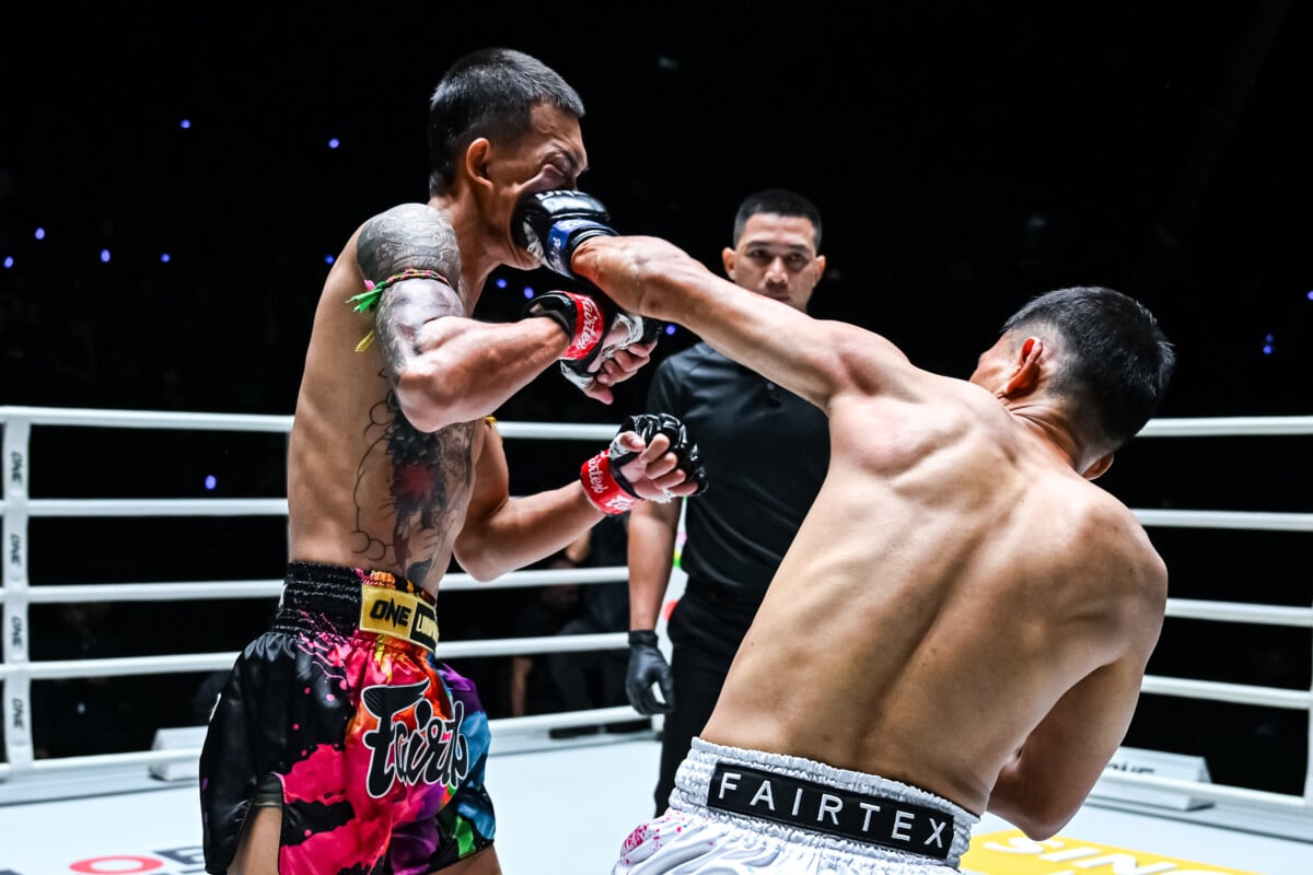 Petsuphan connects with a left hand against Bakjo at The Inner Circle 26