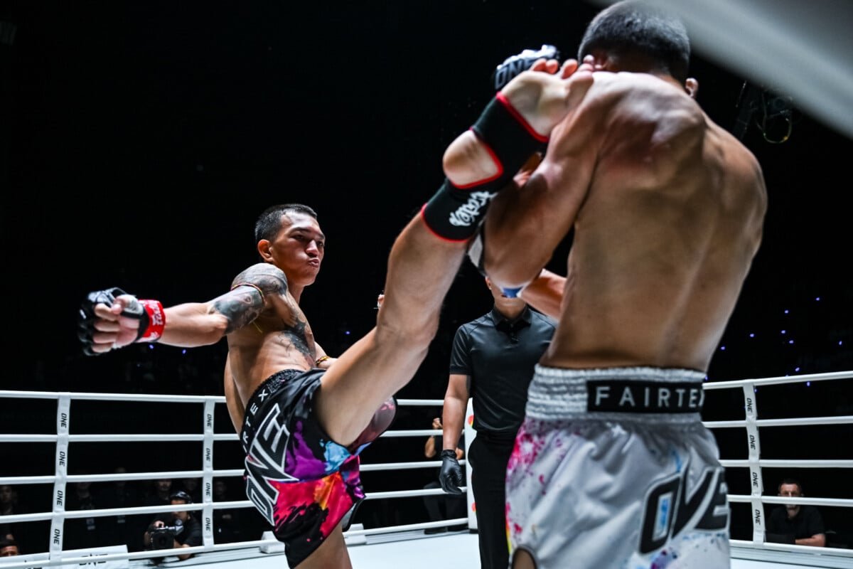 Bakjo slams a high kick on Petsuphan at The Inner Circle 26