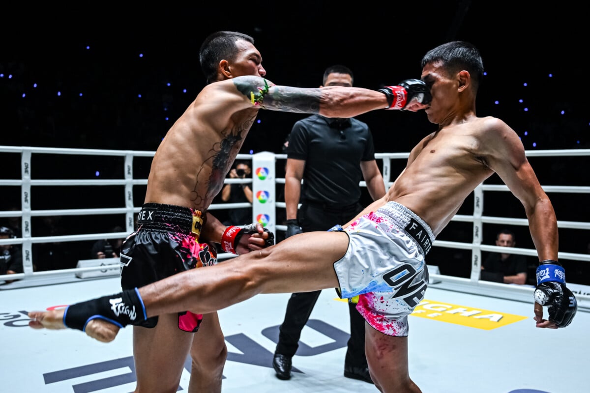 Bakjo lands a punch on Petsuphan at The Inner Circle 26.