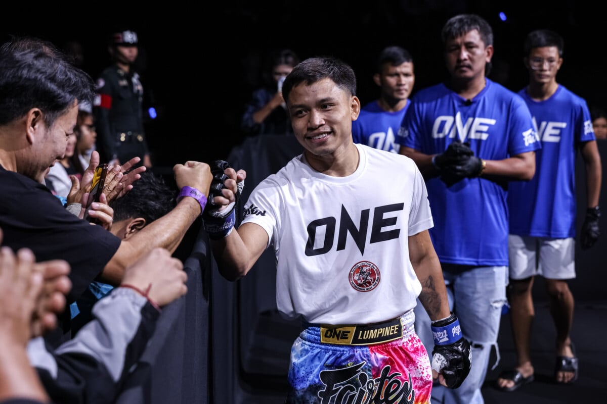 Banluelok Sitwatcharachai heads toward the ring for Songchainoi Kiatsongrit clash at The Inner Circle 27