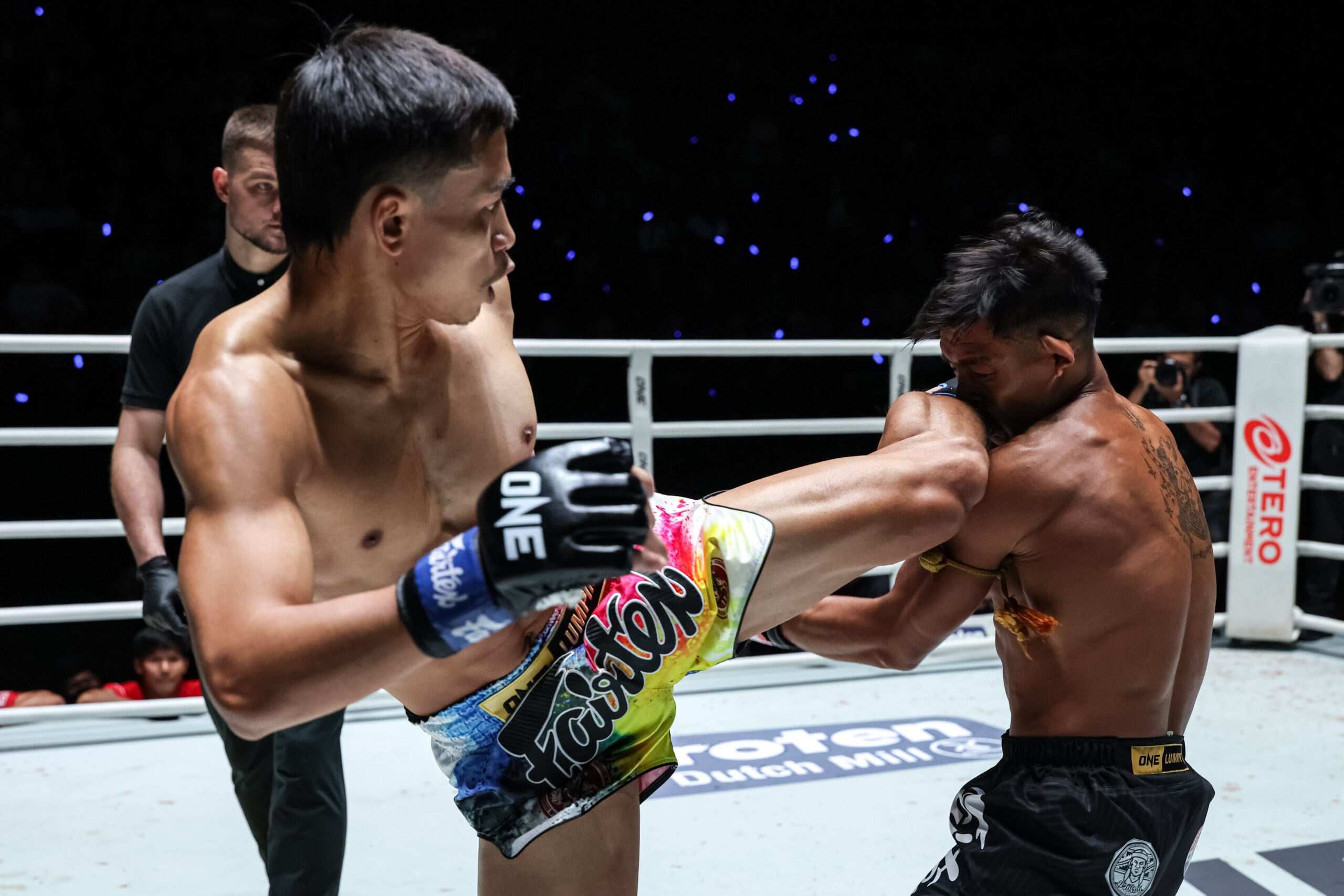 Banluelok Sitwatcharachai unleashes a high kick on Songchainoi Kiatsongrit at The Inner Circle 27