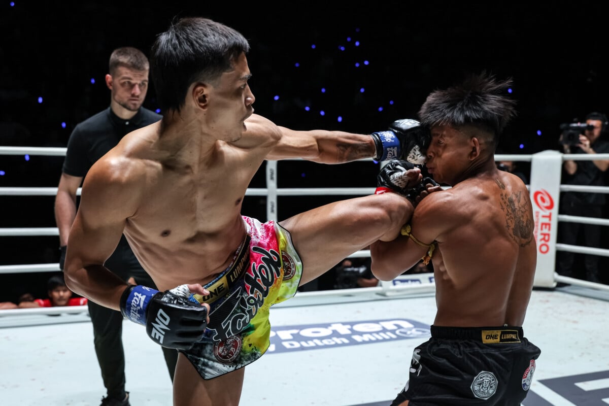 Banluelok Sitwatcharachai unleashes a high kick on Songchainoi Kiatsongrit at The Inner Circle 27