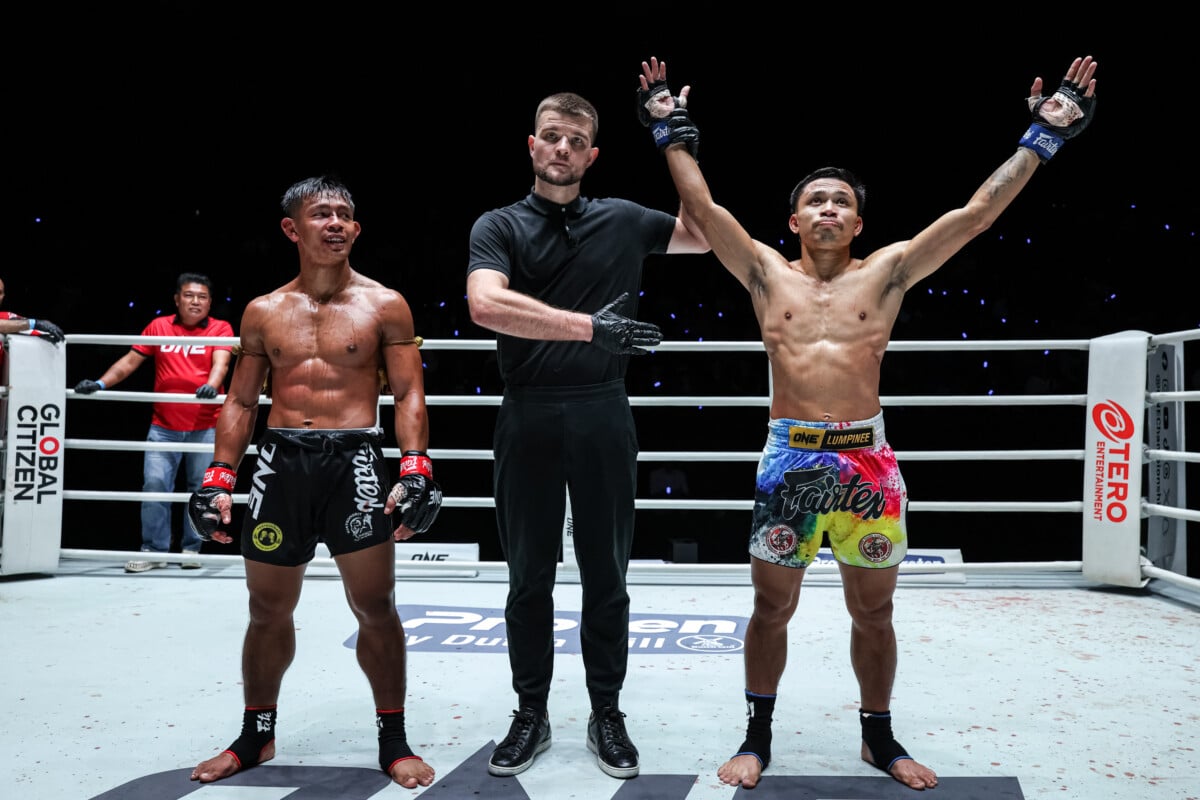 Banluelok Sitwatcharachai gets his hand raised against Songchainoi Kiatsongrit at The Inner Circle 27.