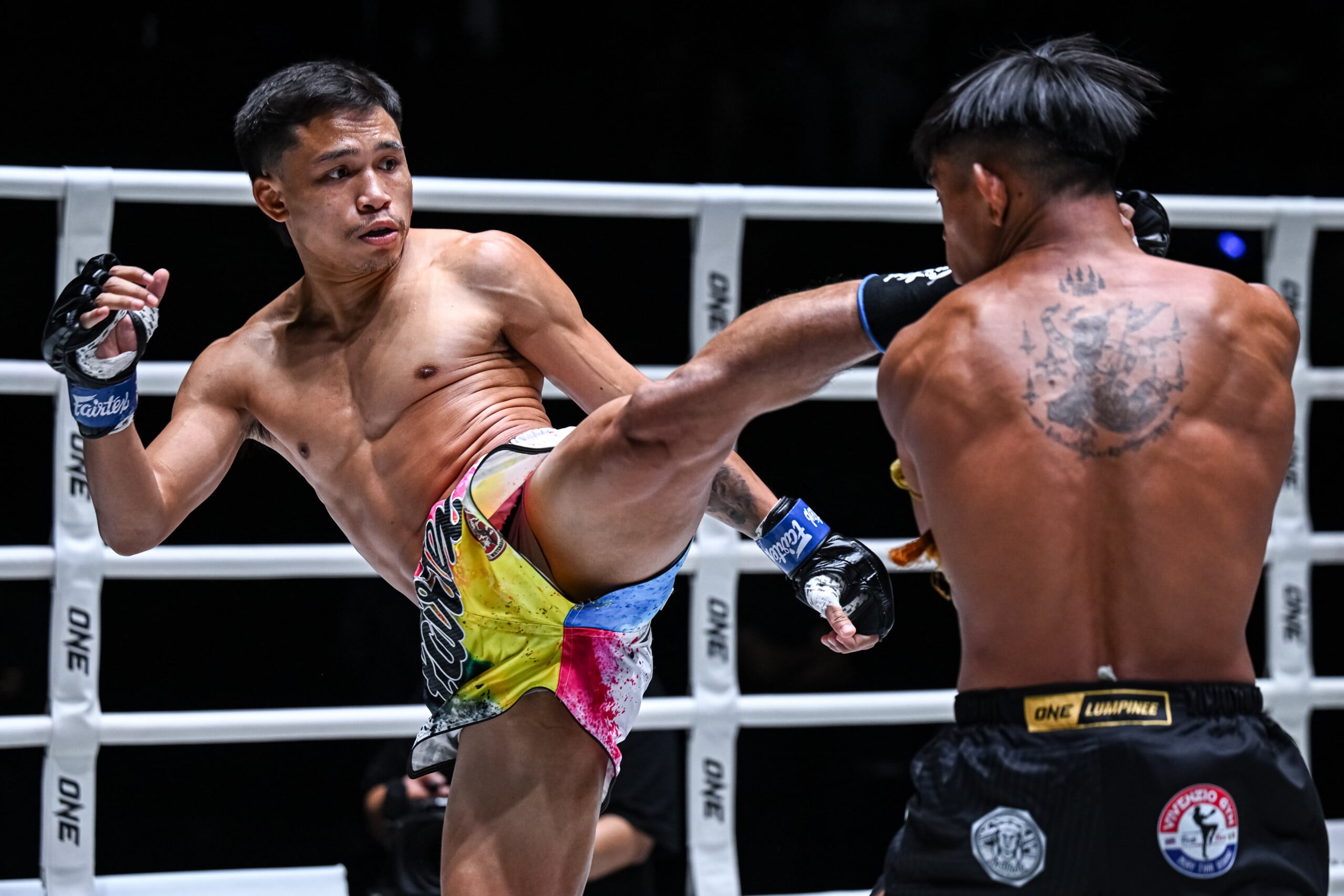 Banluelok Sitwatcharachai unleashes a high kick on Songchainoi Kiatsongrit at The Inner Circle 27