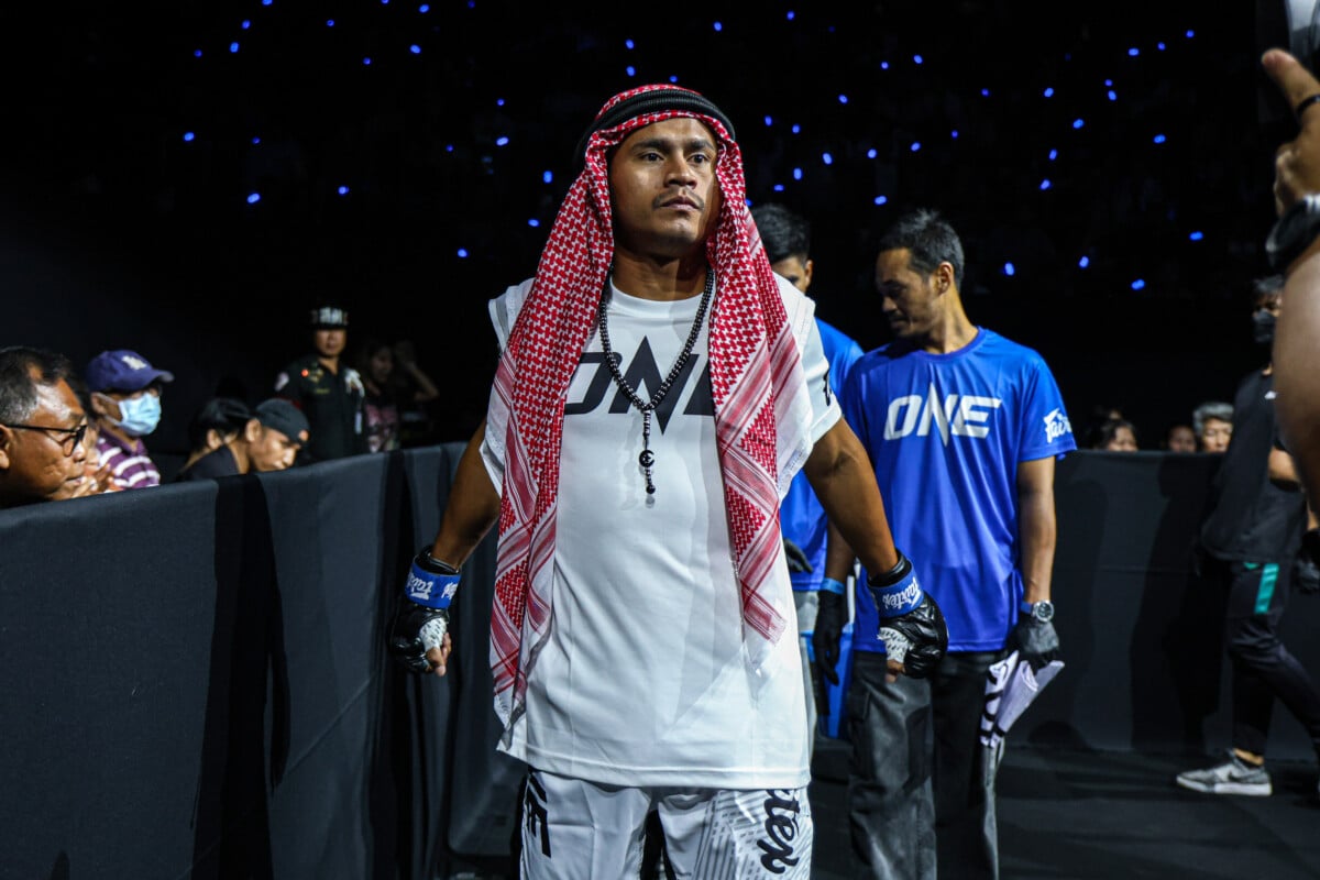 Chartpayak Saksatoon makes his way to the ring for Rambong Sor Therapat clash at The Inner Circle 28