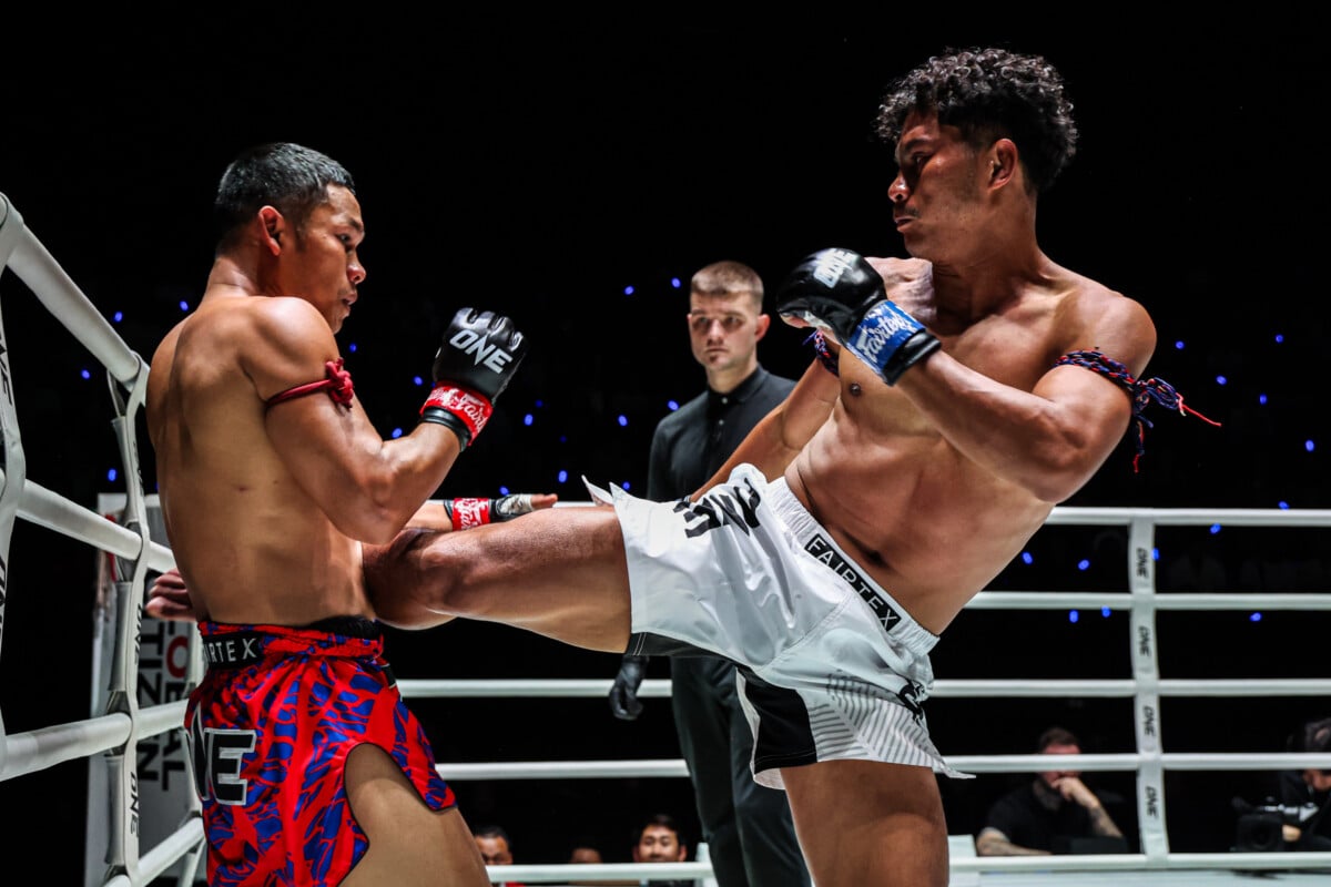 Chartpayak Saksatoon throws a body kick on Rambong Sor Therapat at The Inner Circle 28