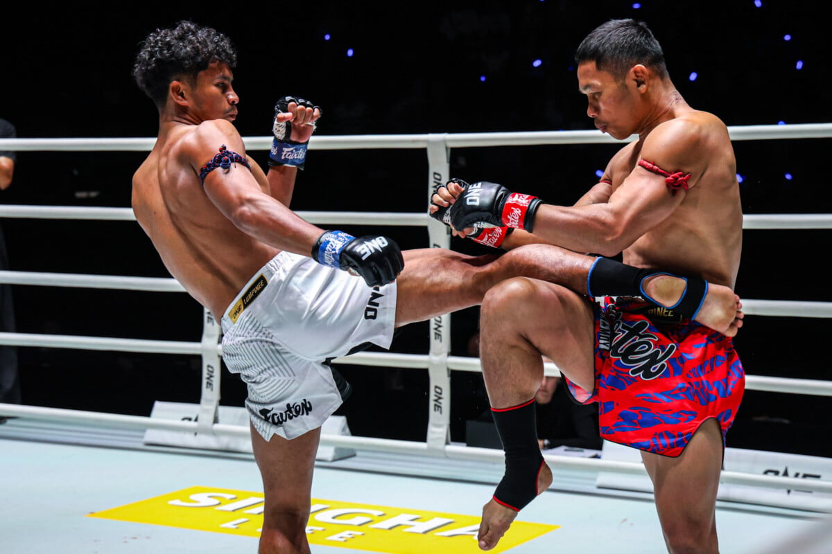 Chartpayak Saksatoon unleashes a body kick on Rambong Sor Therapat at The Inner Circle 28
