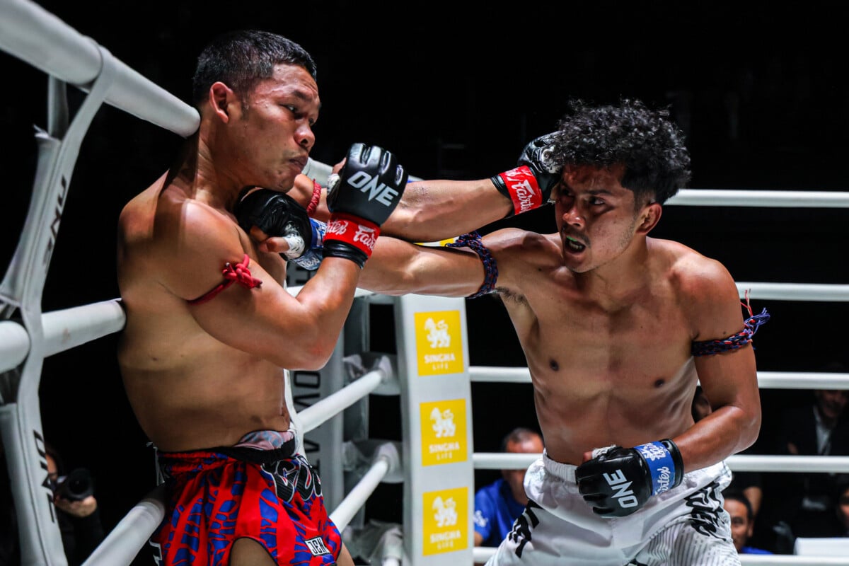 Chartpayak Saksatoon fires a right on Rambong Sor Therapat at The Inner Circle 28