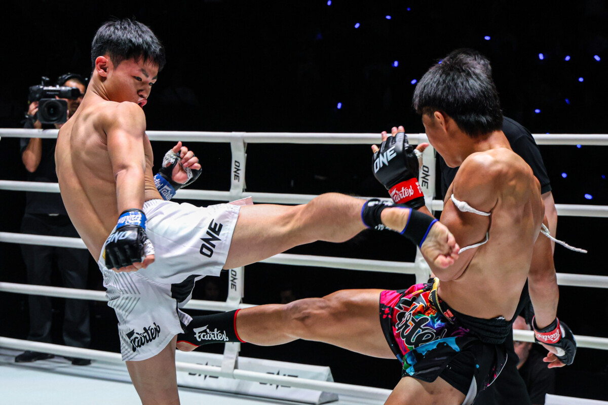 Riku Ito lands a middle kick on Chatpet at The Inner Circle 25 5