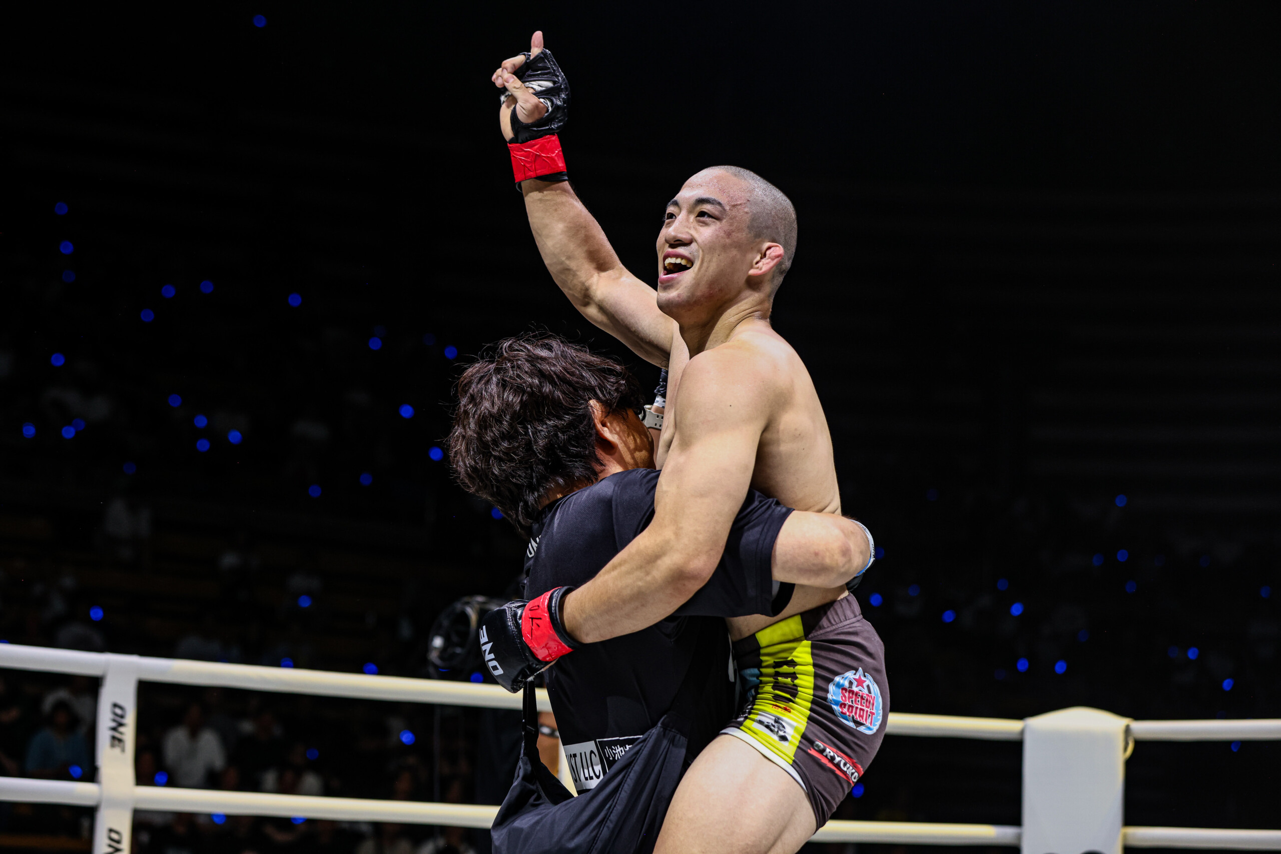 Keito Yamakita celebrates after defeating Koyuru Tanoue at ONE SAMURAI 2