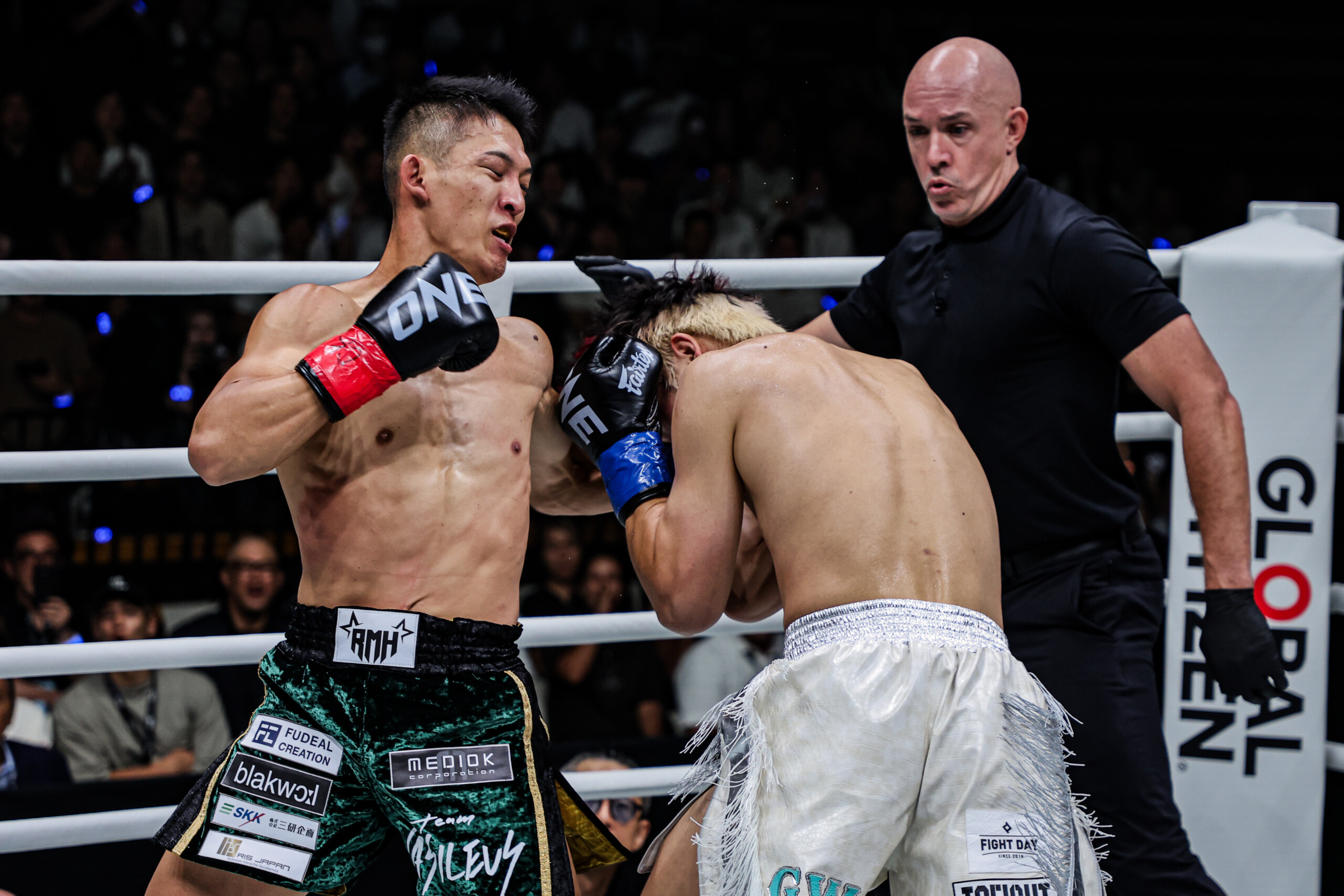 Masaaki Noiri delivers crushing body shot on Liu Mengyang at ONE SAMURAI 2