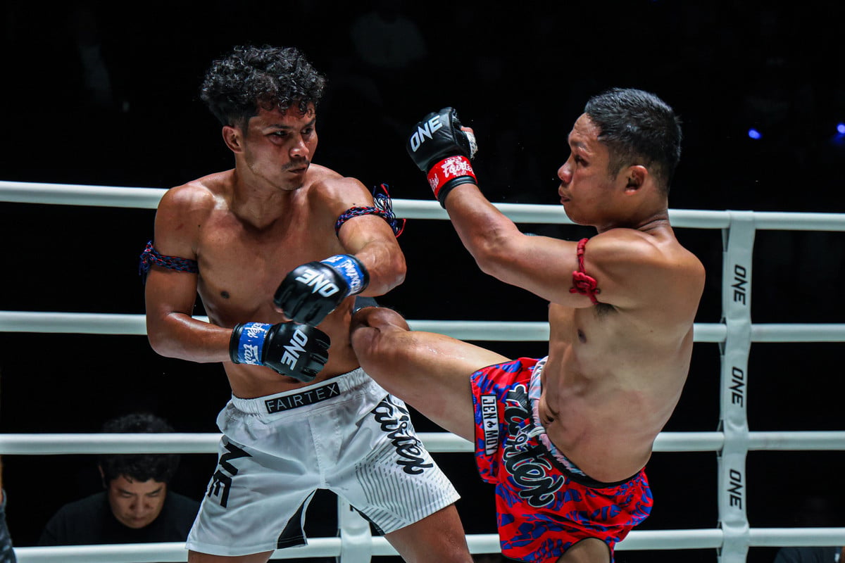 Chartpayak throws a punch at Rambong at The Inner Circle 28
