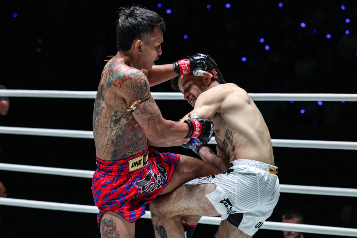 Gingsanglek fires a knee against Dmitri Ramos at The Inner Circle 26