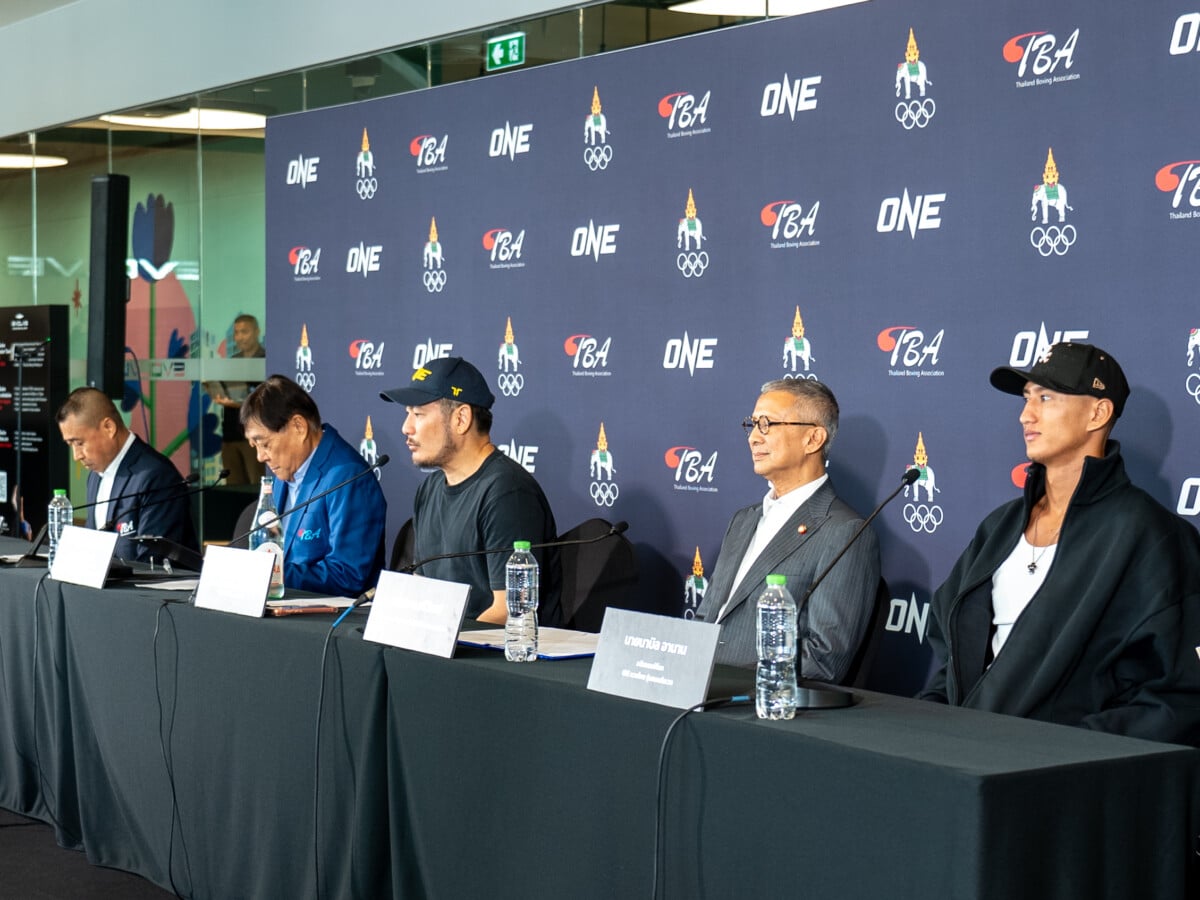 Officials from the Thailand Boxing Association and the National Olympic Committee of Thailand joined Nabil Anane and Chatri Sityodtong at the press conference held at Evolve MMA in Bangkok on Friday, August 14.