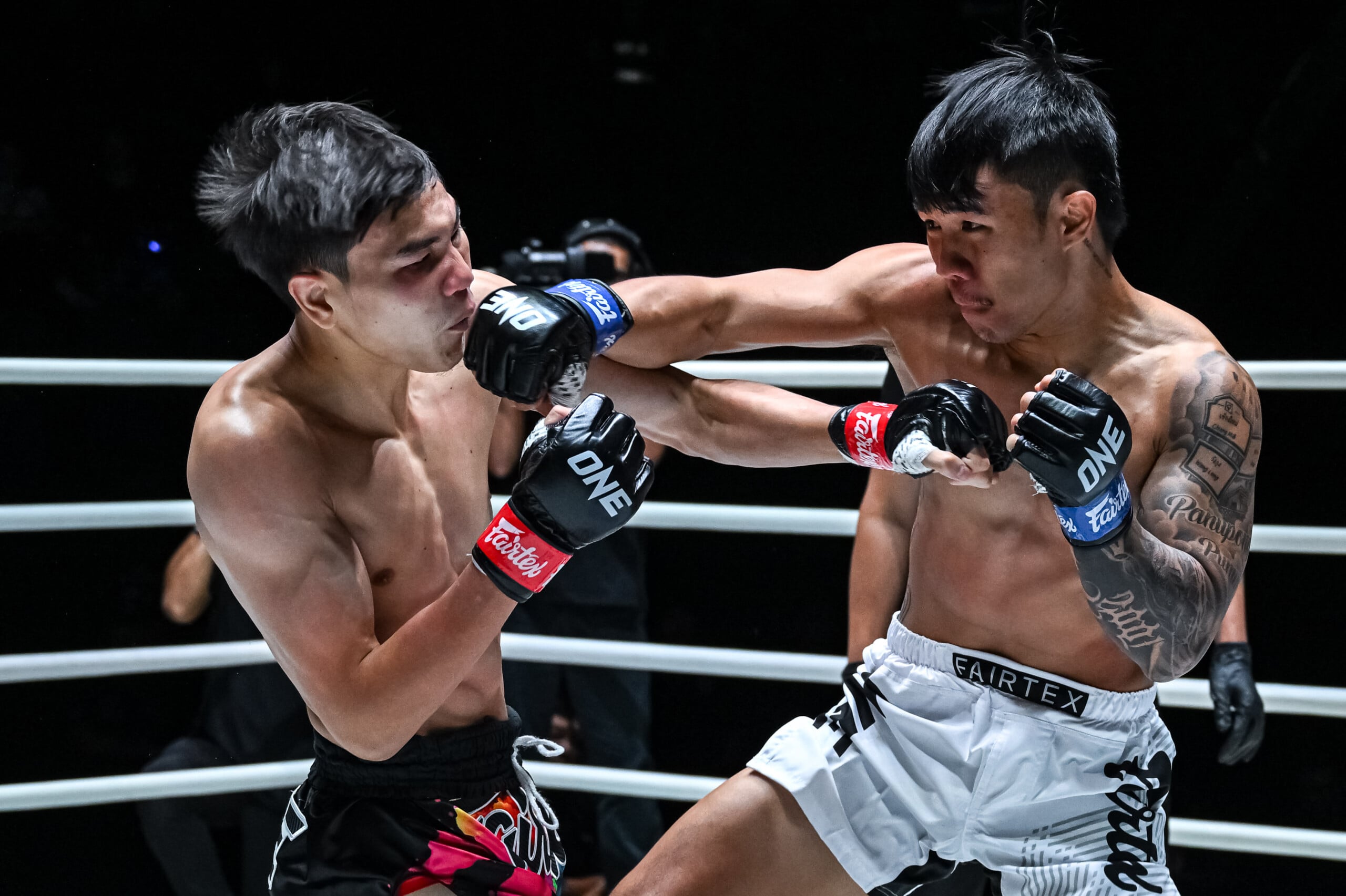 Khunpon and Panpadej exchanging blows at ONE Friday Fights 166.