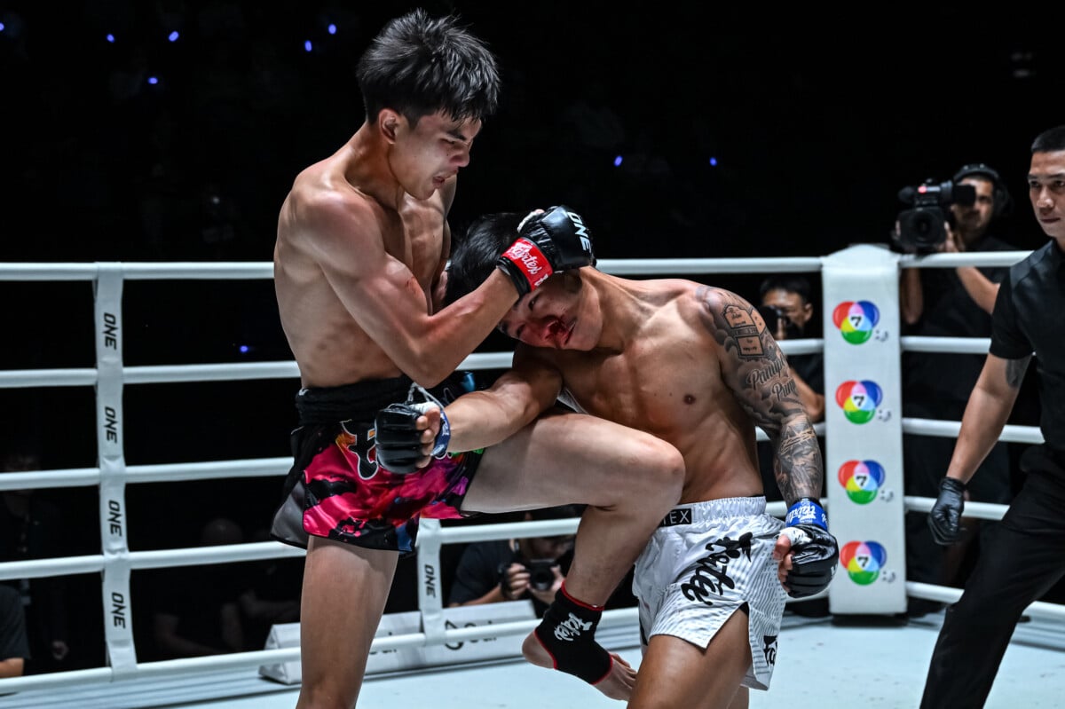 Khunpon and Panpadej exchaning shots inside the pocket at ONE Friday Fights 166.