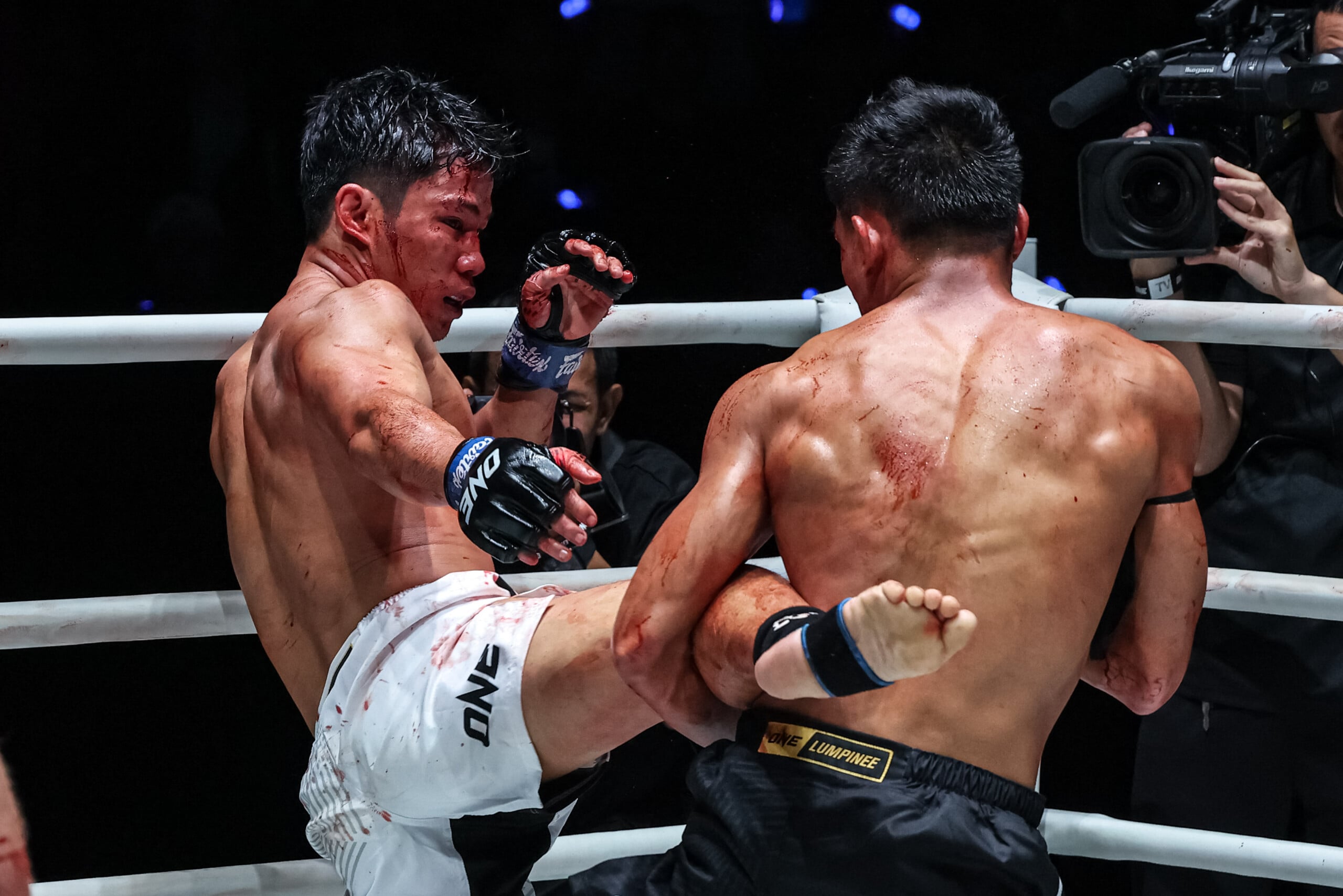 Komawut FA Group throws a right kick at Kyaw Swar Win at The Inner Circle 27.