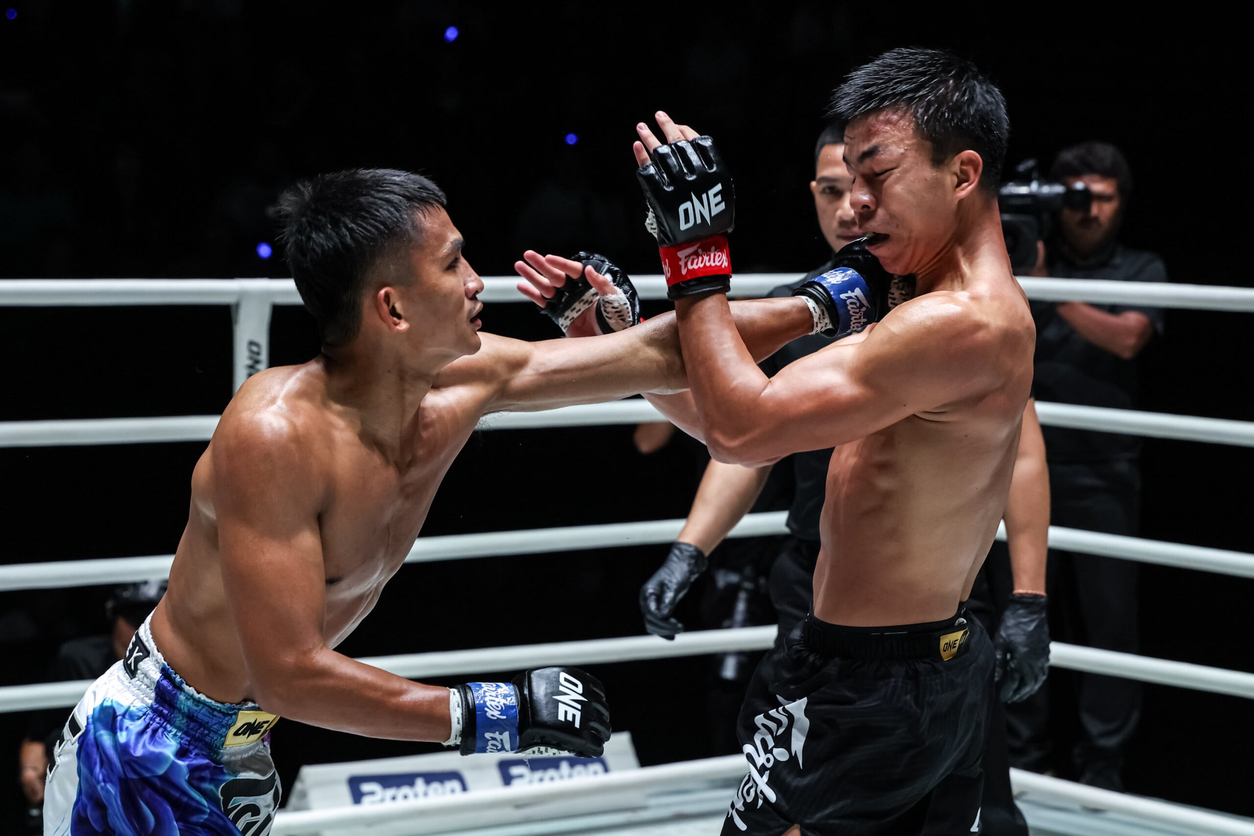Kongsuk Sitsarawatsuer slams a punch through the guard of Dedduanglek Torfunfarm at ONE Friday Fights 167.