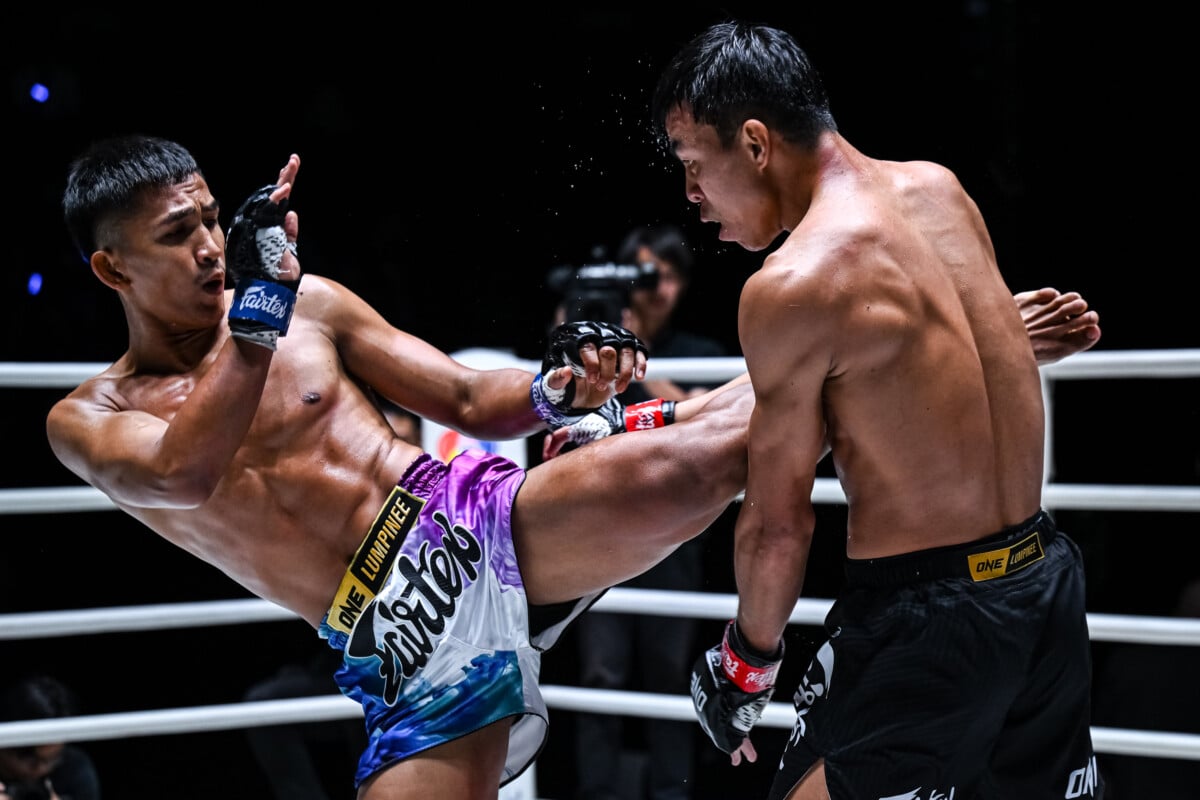 Kongsuk Sitsarawatsuer and Dedduanglek Torfunfarm trading shots at ONE Friday Fights 167.
