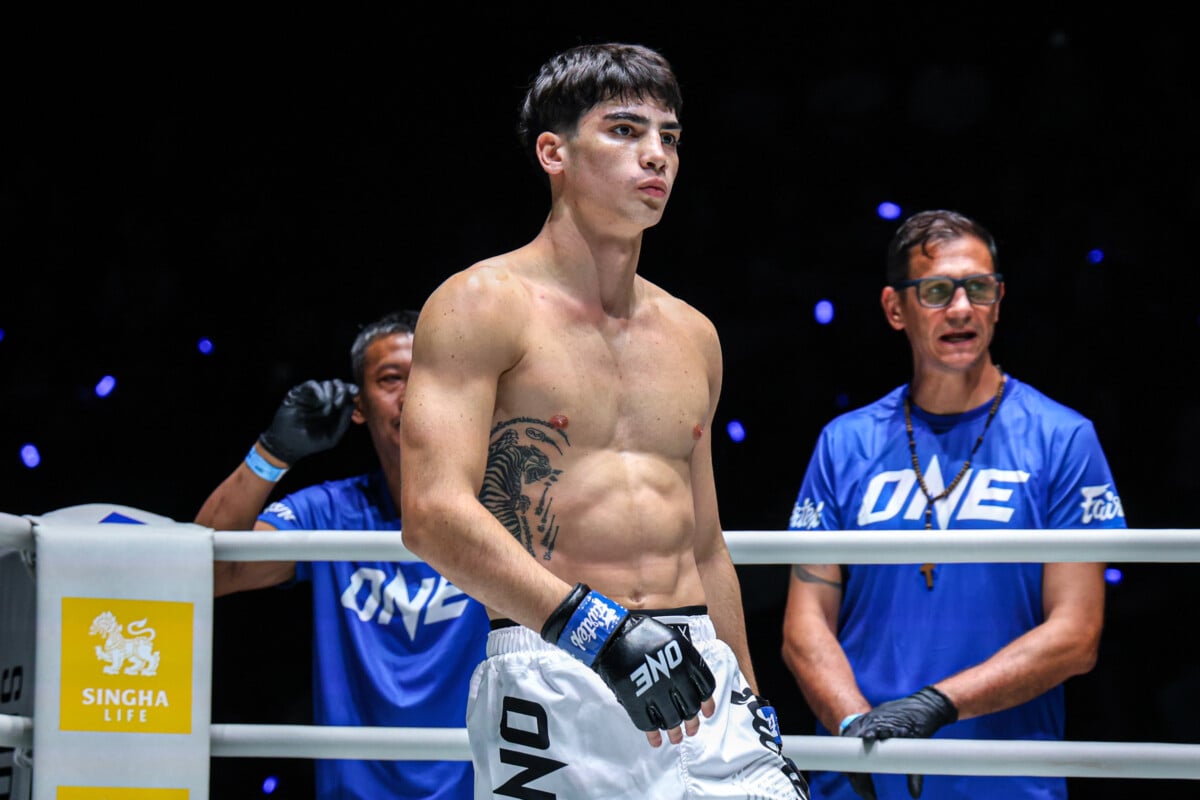 Lenny Blasi gets ready to fight Worapon Lukjaoporongtom at The Inner Circle 28
