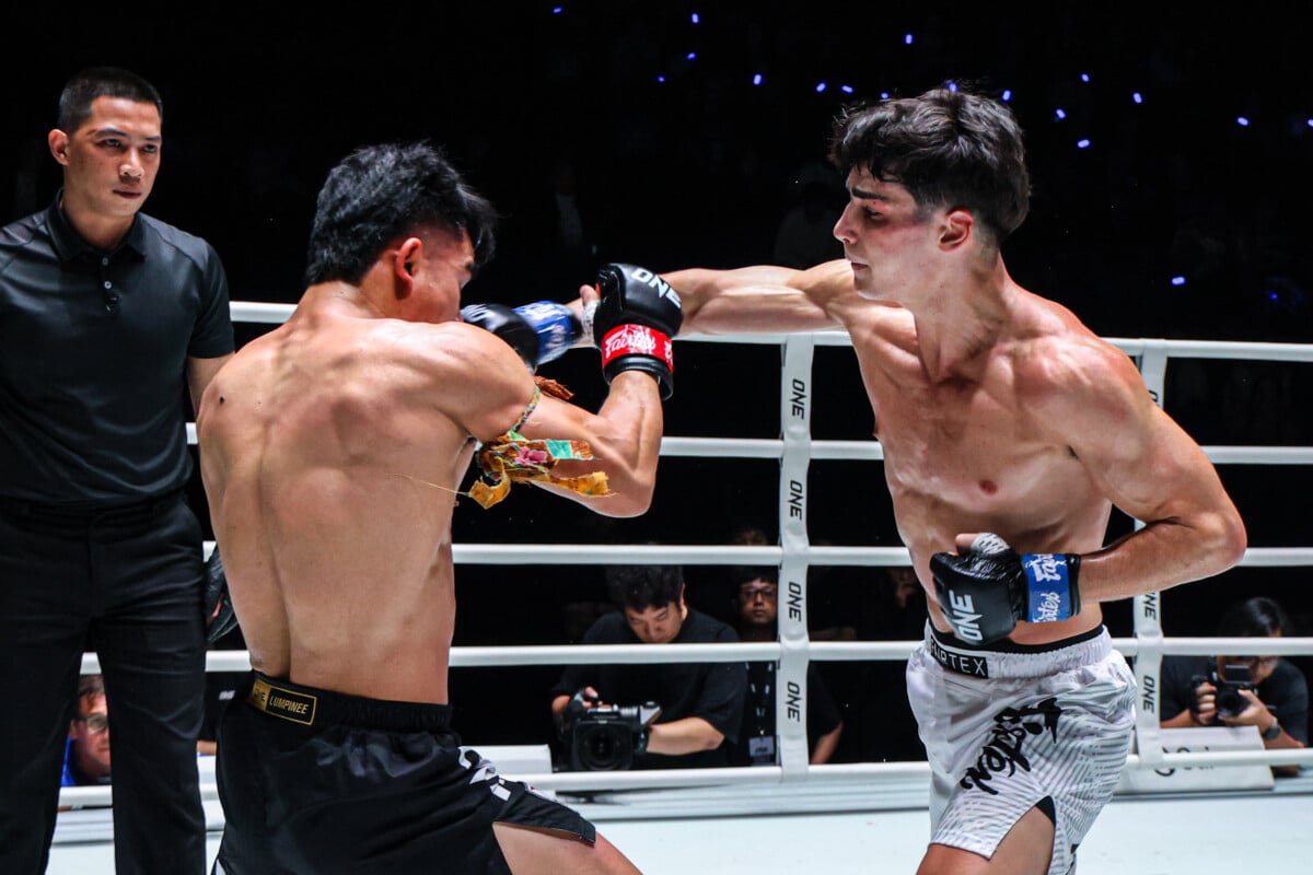 Lenny Blasi connects with a right hand on Worapon Lukjaoporongtom at The Inner Circle 28