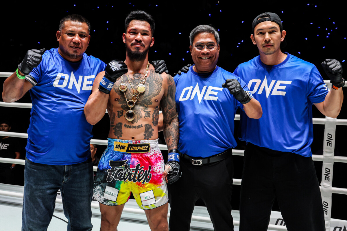 Suakim PongSuphan PK celebrates with his team after defeating Nabil Anane at The Inner Circle 25.