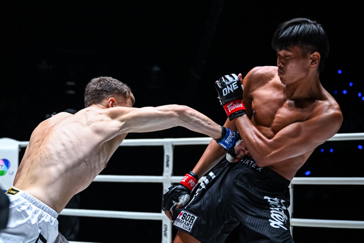 Petkhaokradong evades a punch from Vadzim Shapiatsiuk at The Inner Circle 26