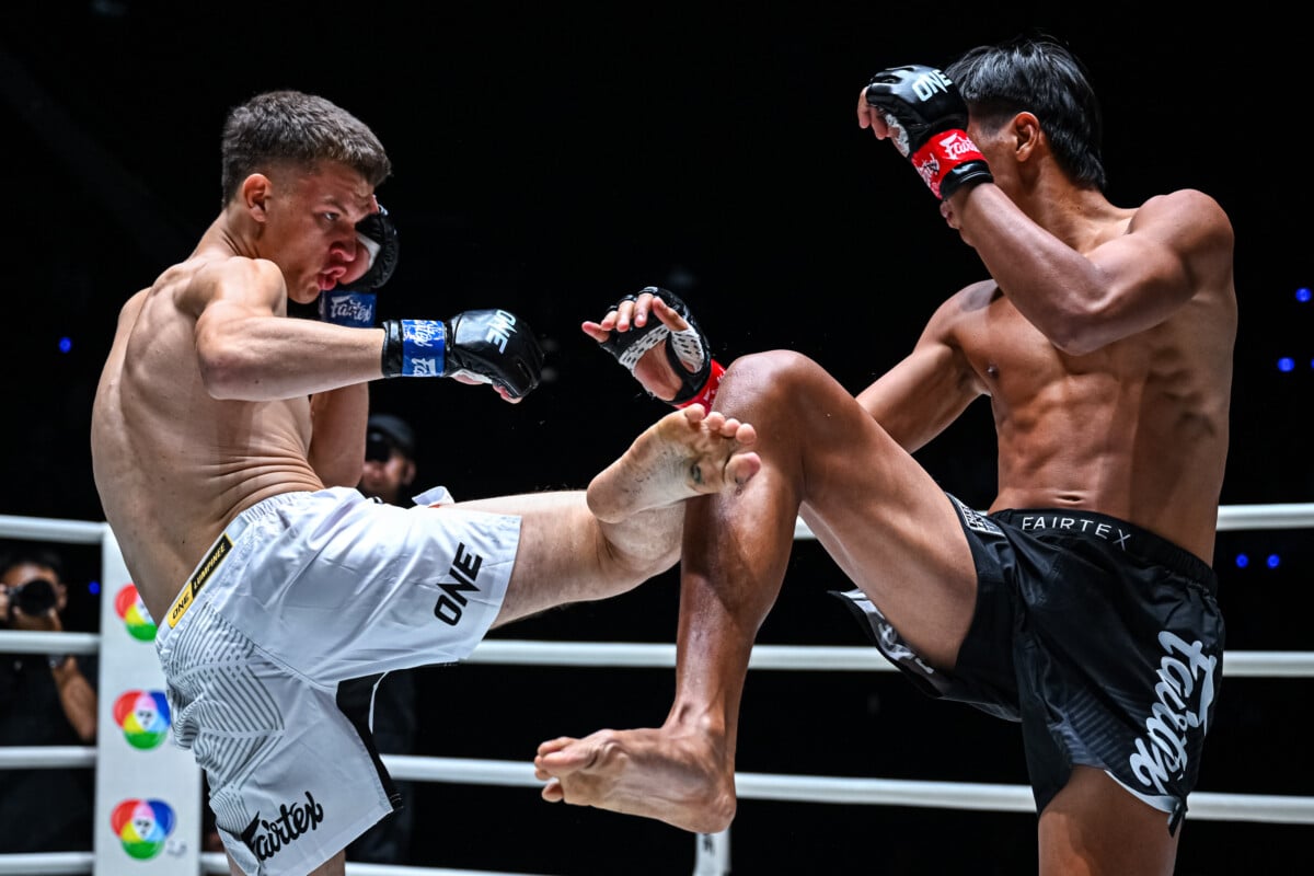 Petkhaokradong checks a kick from Vadzim Shapiatsiuk at The Inner Circle 26