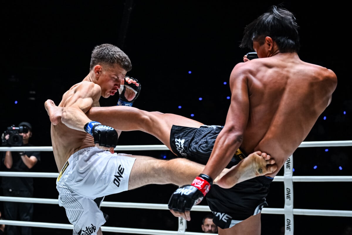 Petkhaokradong and Vadzim Shapiatsiuk exchange kicks at The Inner Circle 26 6