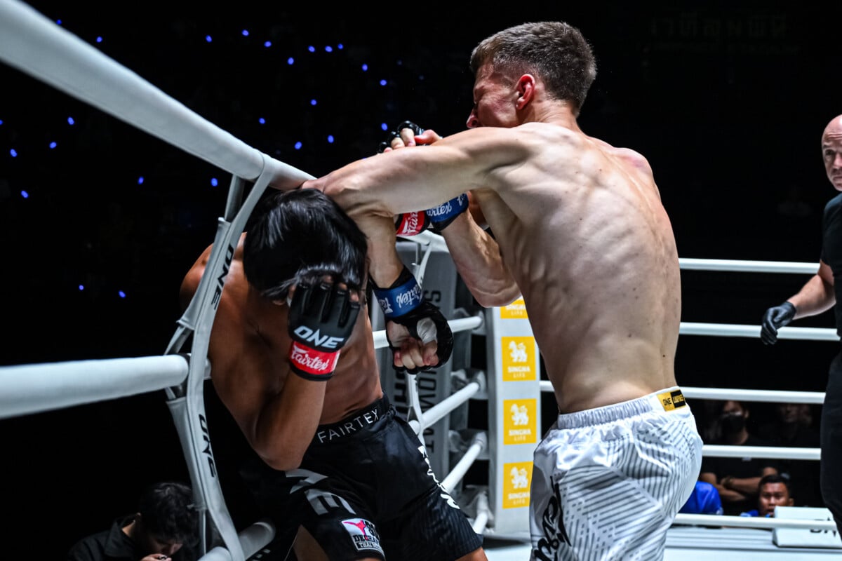 Vadzim Shapiatsiuk fires an elbow against Petkhaokradong at The Inner Circle 26