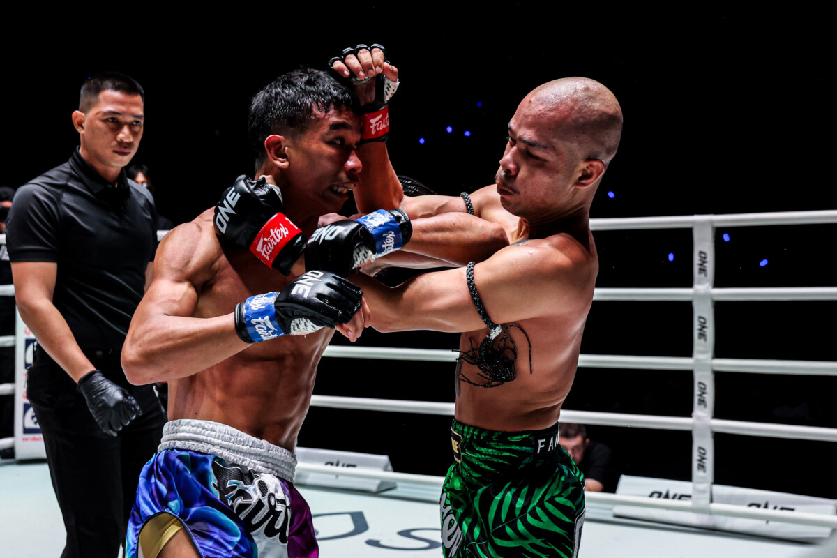 Petninmungkorn and Pet trades inside the pocket at ONE Friday Fights 165.
