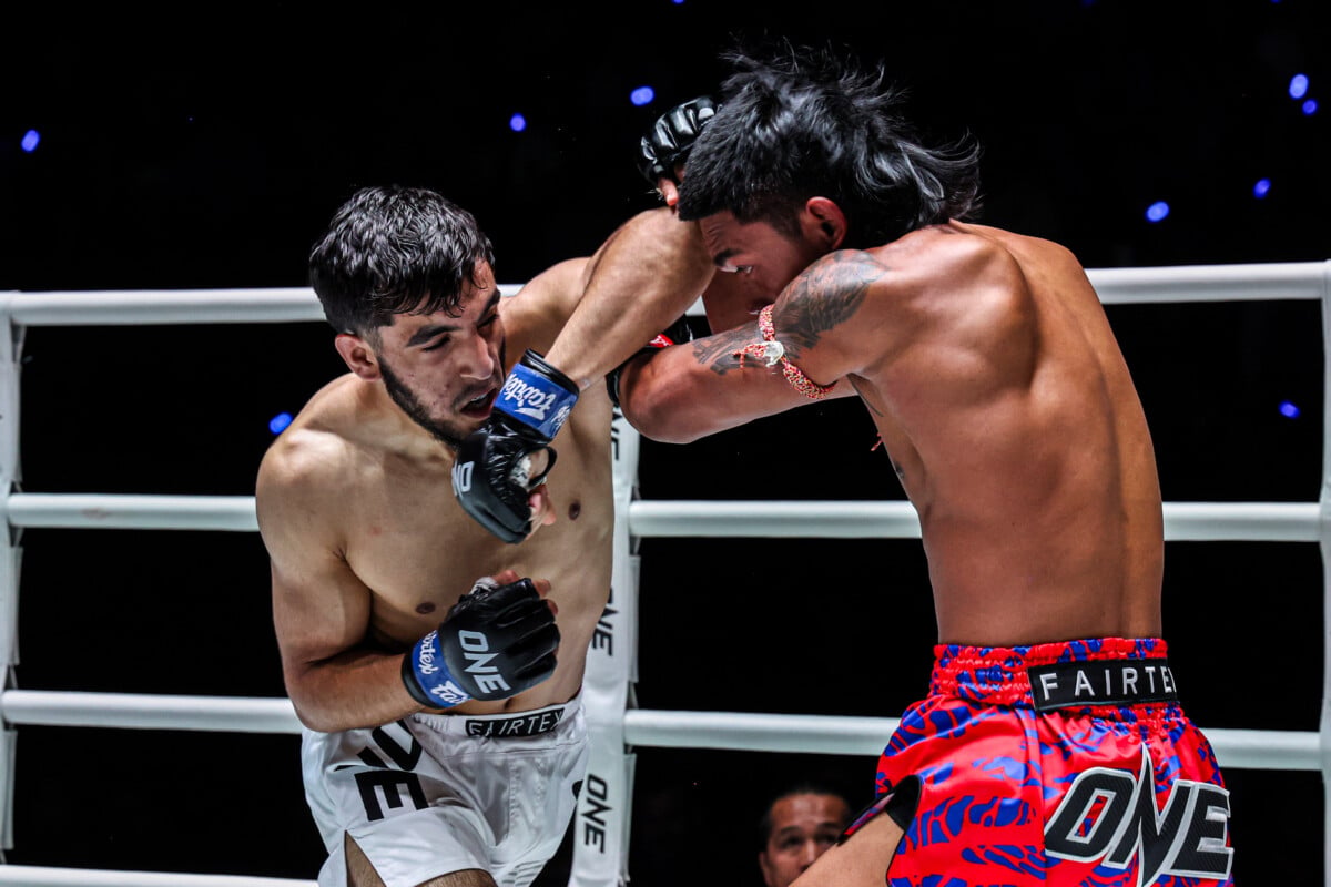 Ubaid Hussain connects with a nasty elbow on Isannuea Sor Sasiwat at The Inner Circle 28