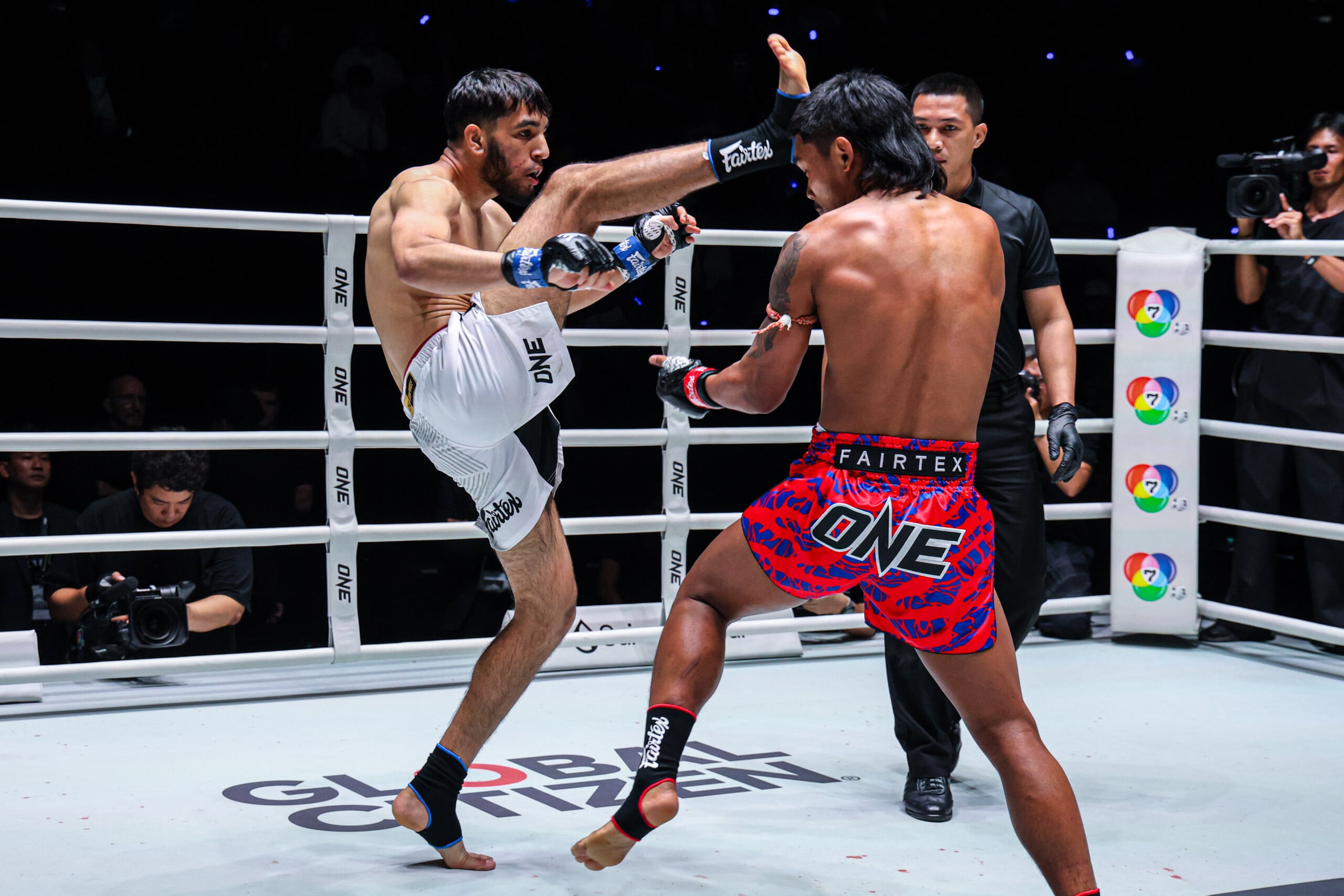 Ubaid Hussain lands a axe kick on Isannuea Sor Sasiwat at The Inner Circle 28