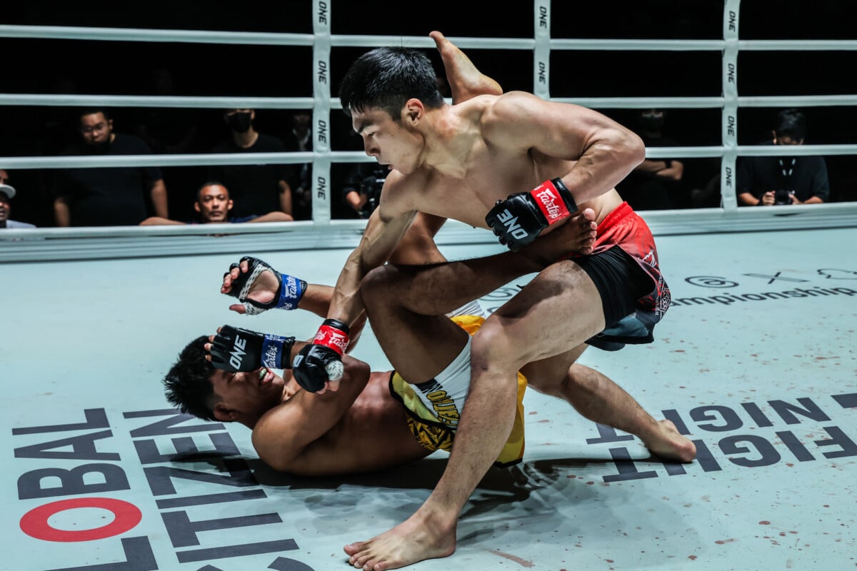 Viet Anh Do unloads ground and pound attack on Davi Brandāo at ONE Fight Night 46