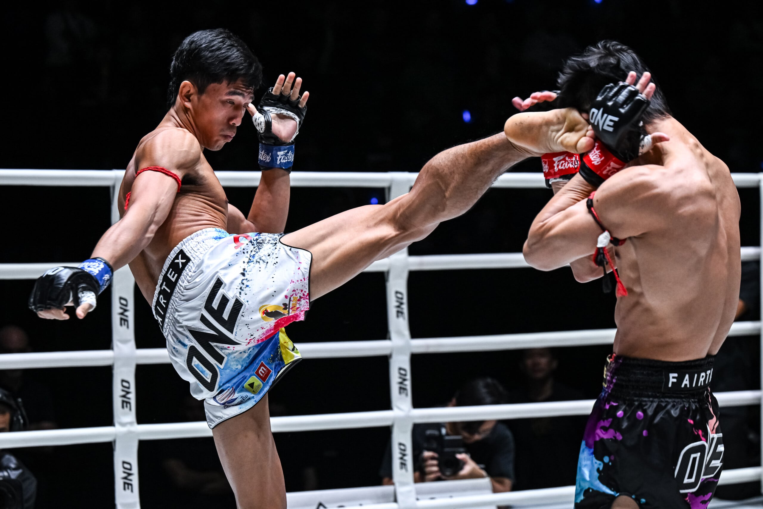Petnamkhong lands a head kick on Wanchainoi at The Inner Circle 26.