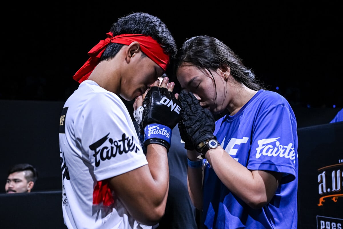 Petnamkhong prays before his battle at The Inner Circle 26