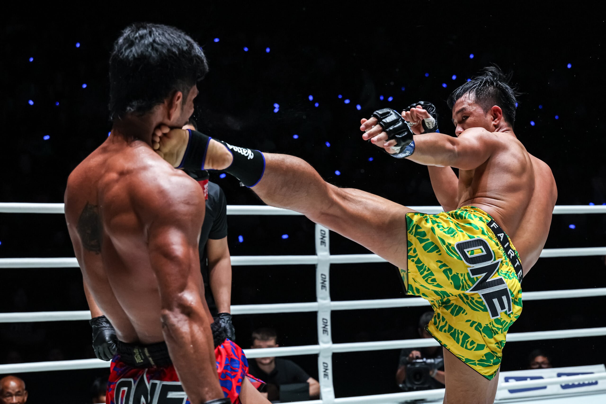 Muay Thai fighter Wuttikrai Wor Chakrawut kicks Sonrak Fairtex in the head
