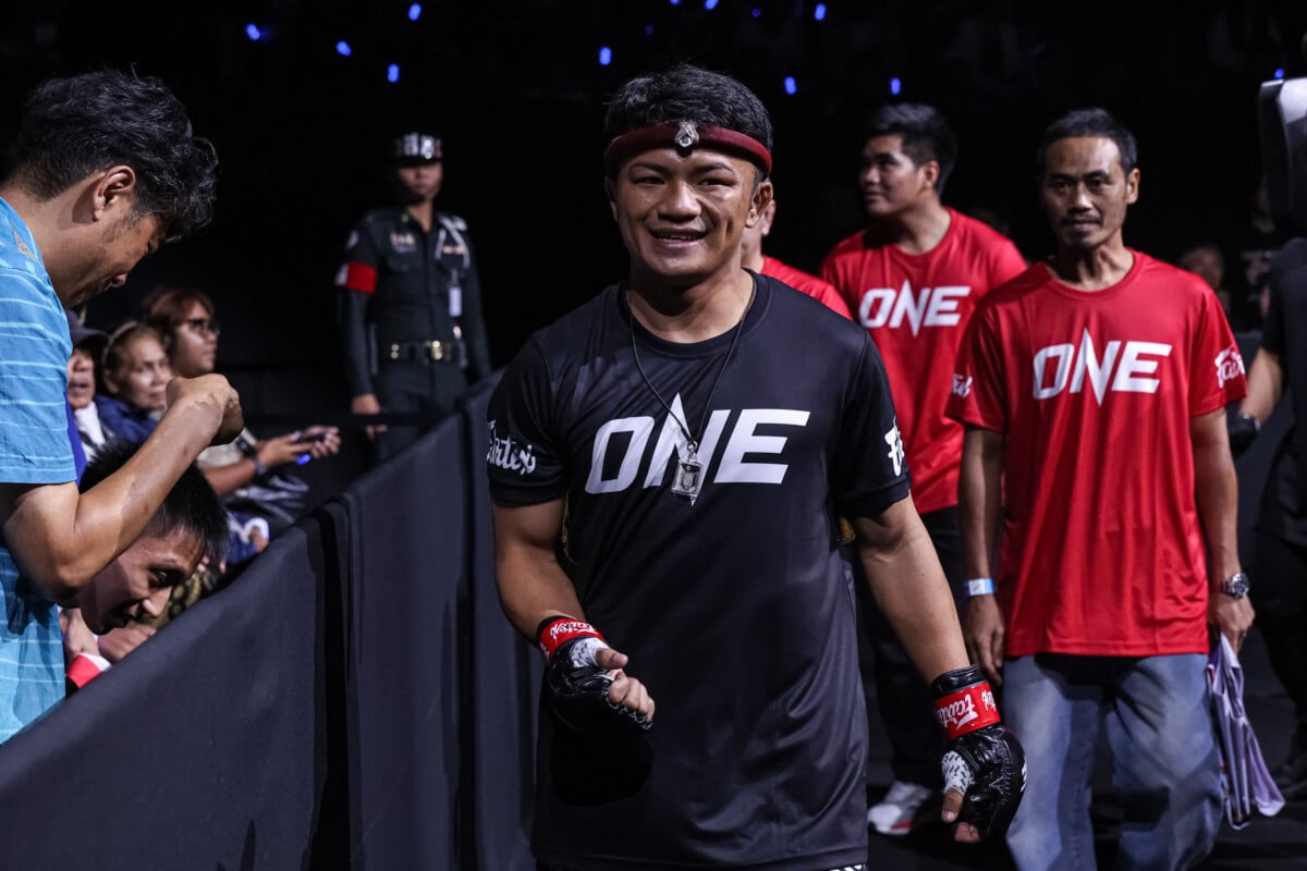 Yodphupa Petkiatpet heads toward the ring to fight Saw Min Min at The Inner Circle 27