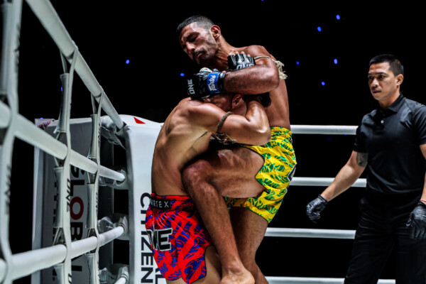 Arman Moradi lands the match-winning knee on Dansiam at ONE Friday Fights 169.