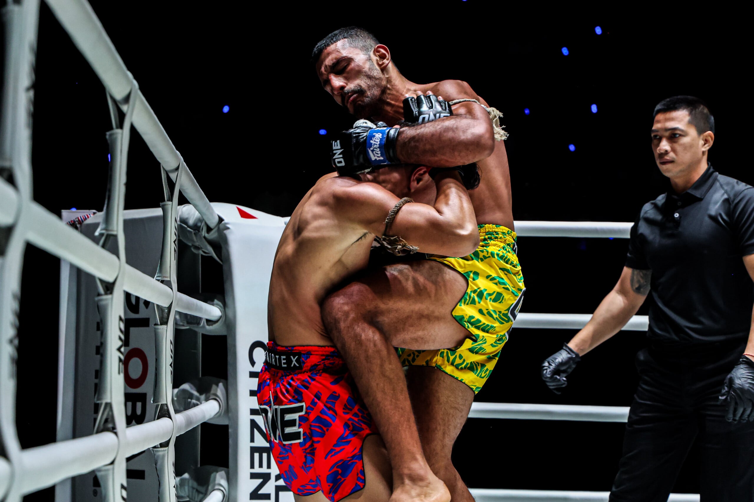 Arman Moradi lands the match-winning knee on Dansiam at ONE Friday Fights 169.