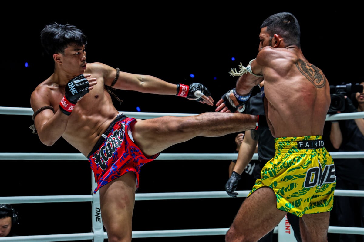 Dansiam hits Arman Moradi with a left to the midsection at ONE Friday Fights 169.